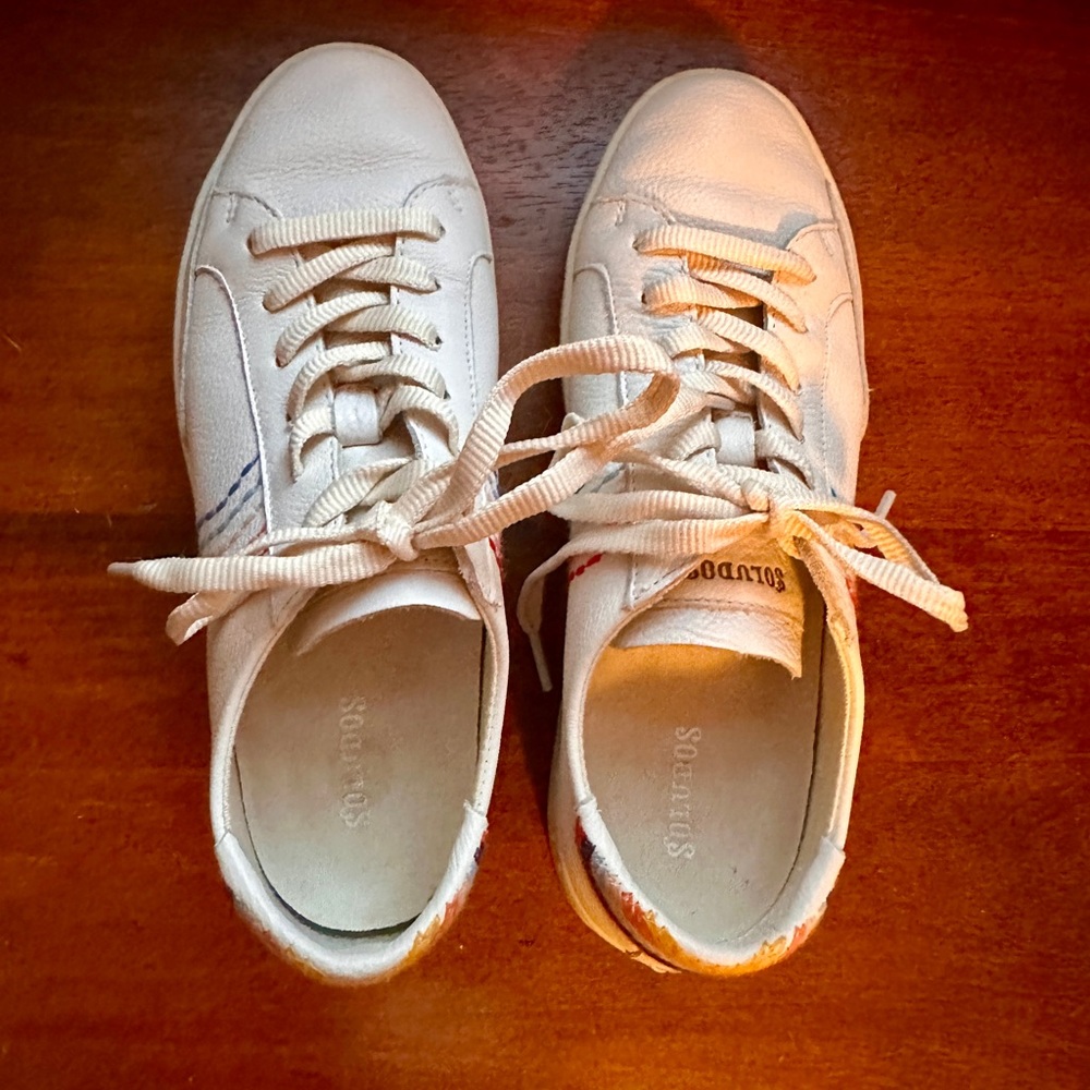 Super cute, white Saludos sneakers